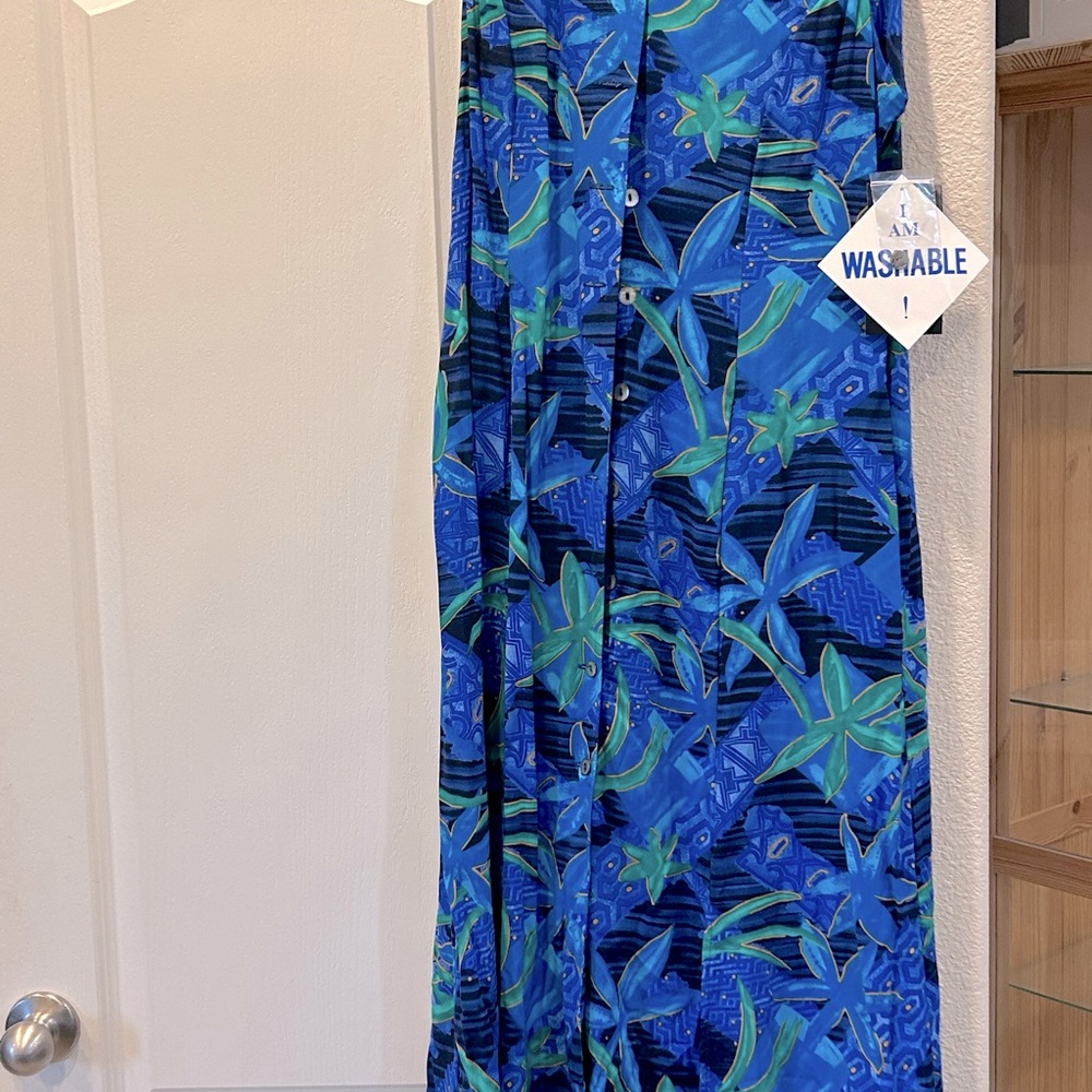 NWT summer dress with back accent